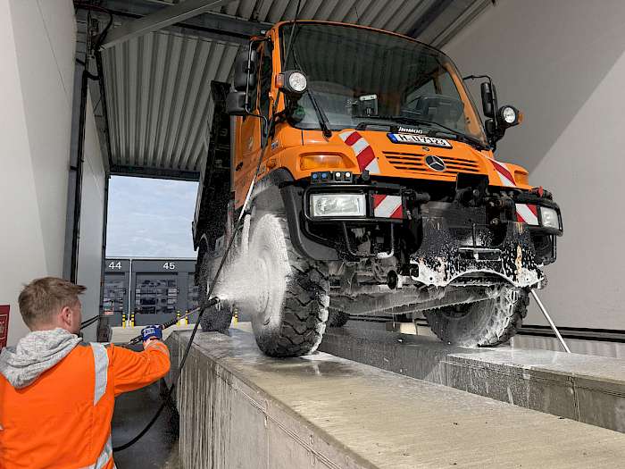 Einschäumen eines Unimog kommunal auf Rampe