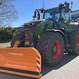 Schneeschild an Traktor