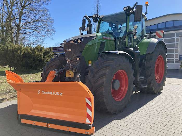 Schneeschild an Traktor