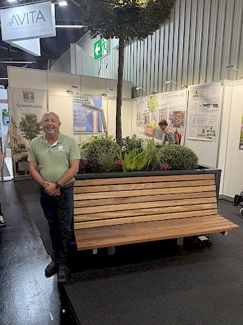 Thomas Simon vor dem Begrünungsmodul von Simontrees (Foto: Carl)