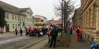Karnevalsumzug in Aschersleben und die Mitarbeiter des Baubetriebshofs stehen bereit.
