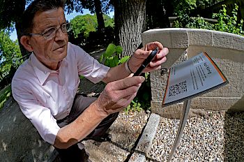 QR-Codes auf dem Friedhof -  so gelingt es Wissen aus den Archiven auf das Smartphone zu holen