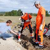 Für das Setzen des Fundaments wird immer wieder mit der Wasserwaage geprüft, ob alles im Lot ist.