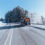 Die Erfahrungen einiger bayerischer Straßenmeistereien zeigen, dass es zunehmend schwieriger wird, für den Winterdienst über Ausschreibungen Dienstleister mit Lkw und Streutechnik zu gewinnen.