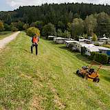 AS Motor gibt Tipps zum Mähen am Hang. Foto: AS Motor