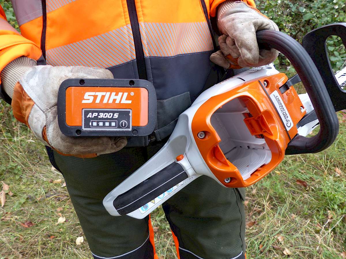 Ausprobiert: Stihl Akkukettensäge MSA 220 C-B | KommunalTechnik