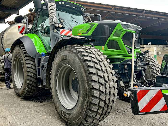 Traktor mit Kommunalbereifung