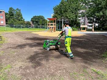 Guned testet unsere neue elektrische Rasenbaumaschine auf dem Spielplatz Große Pranke, der von uns neu gestaltet wurde.  (Foto: Ausbildungsbetrieb Gartenbau der Stadt Hannover)