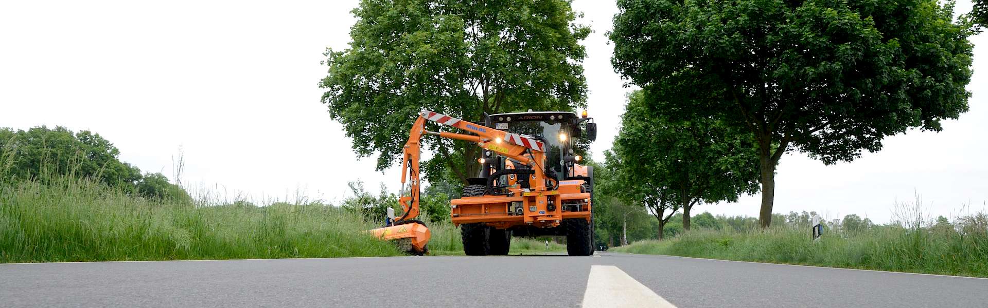 Kommunal-Schlepper Kommunal-Traktor in der Begleitgrünpflege