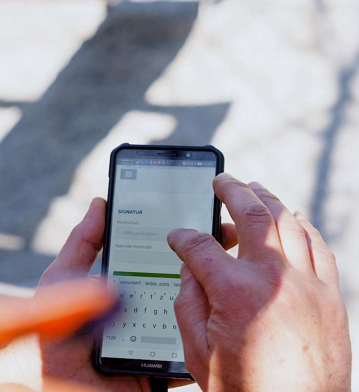 Smartphone mit App für Spielplatzkontrolle