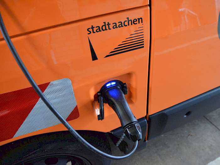Kommunalfahrzeug an Ladestation