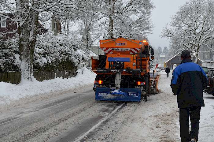 Winterdienststreuer auf verschneiter Straße
